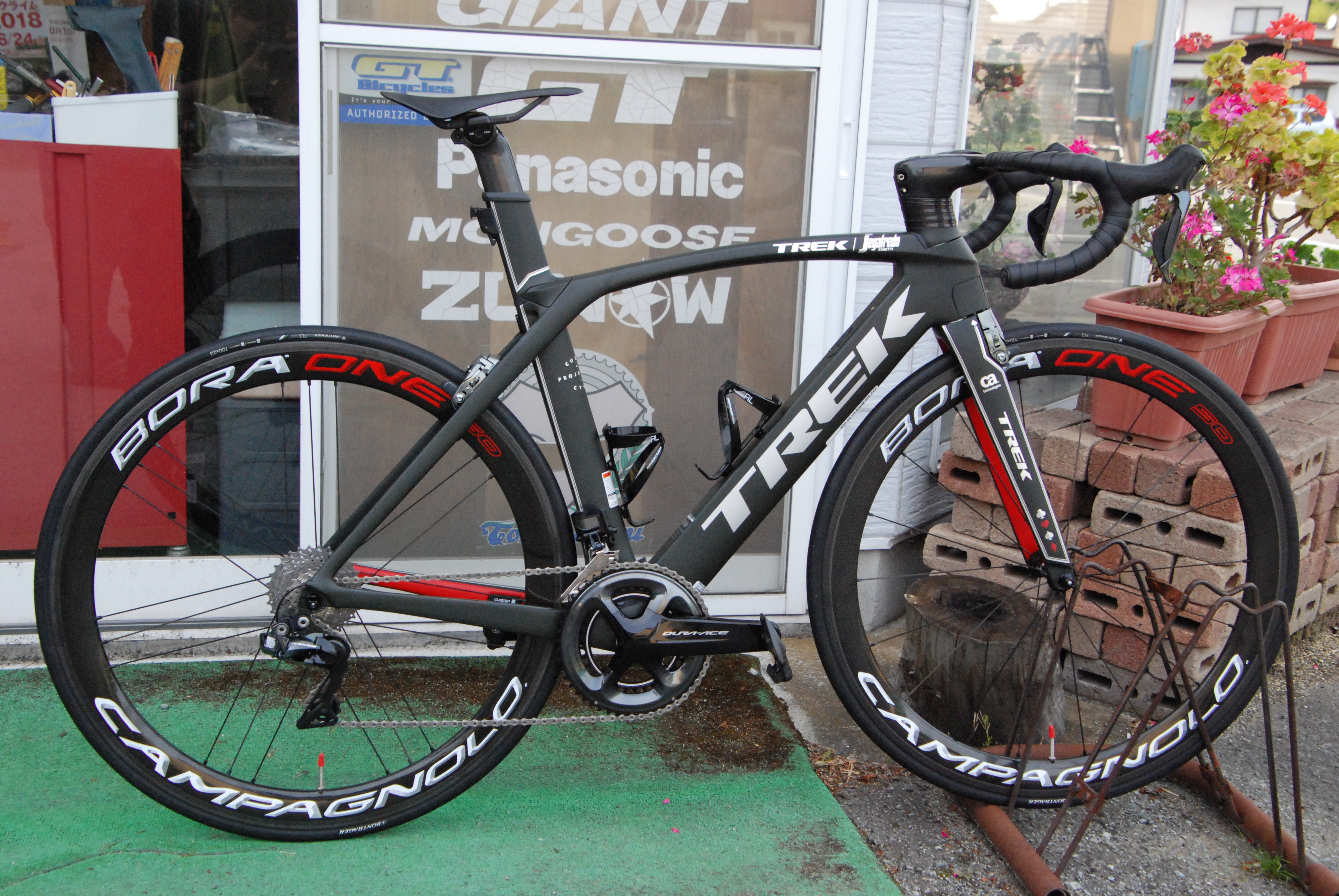 Madone9.9 H1 テーマchasin Aces DuraDi2 税別 1.104.800円